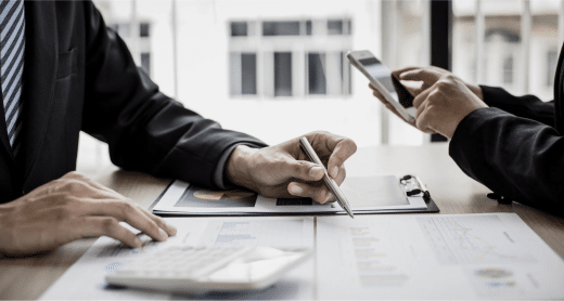 Professionnels qui travaillent ensemble sur un rapport